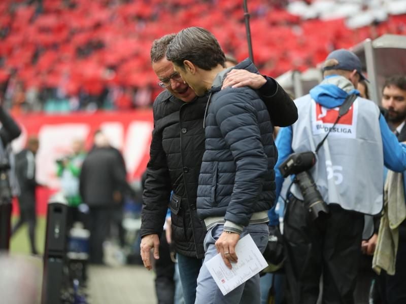 Bayern-Trainer Niko Kovac (r) bekommt Unterstützung von RB-Sportdirektor Ralf Rangnick. Foto: Jan Woitas