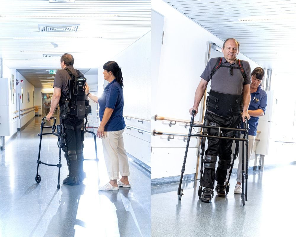 Alexander Sturm trainiert im Bergmannstrost mit dem Exoskelett.