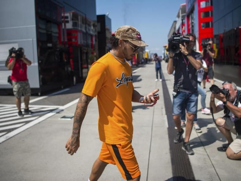 Ist mehr mit seinem Smartphone als mit der Zukunft von Konkurrent Max Verstappen beschäftigt: Mercedes-Star Lewis Hamilton. Foto: Zoltan Balogh/MTI