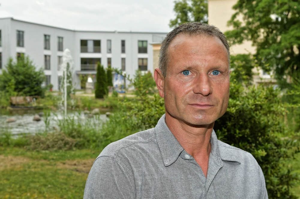 Thomas Jetzke vor dem neu gebauten Pflegekomplex. Der aber steht noch immer leer.