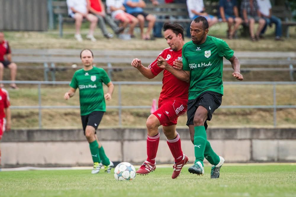 Thomas Elste (Mitte), hier in einem früheren Spiel, brachte die Lauchaer gegen Osterfeld in Front.