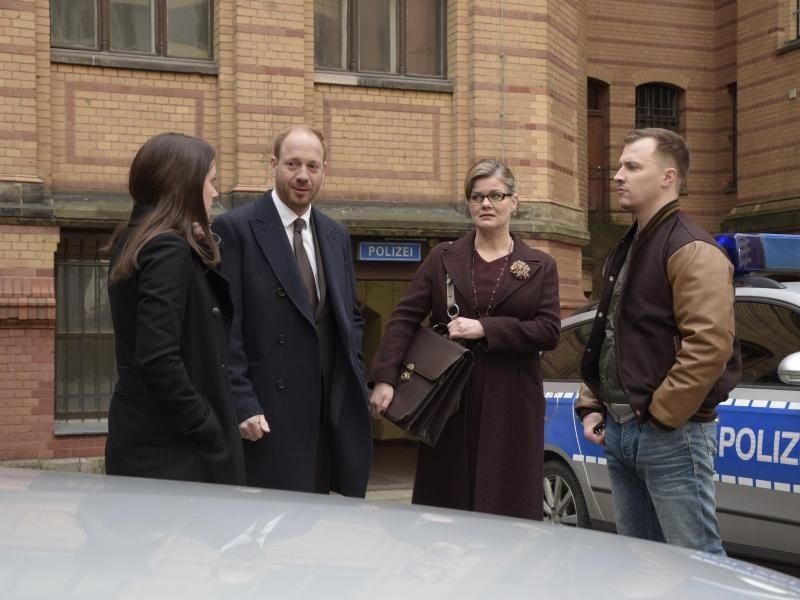 Yvonne Wills (Alice Dwyer, l-r) ihr Mann Heiko (Johann von Bülow, 2.v.l.), Diane Springer (Birge Schade) und Kevin (Tim Kalkhof, r.) besprechen sich. Foto: Christiane Pausch/ZDF