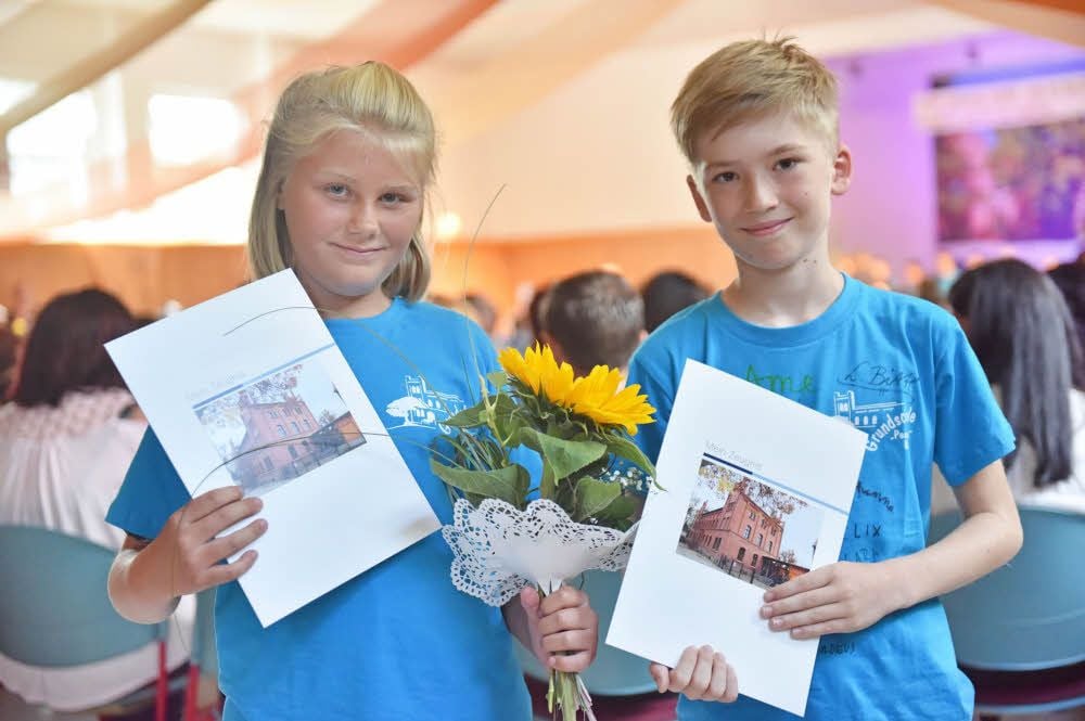 Lenie Kraus und Erik Dilg haben bei der Zeugnisausgabe Grund zur Freude.