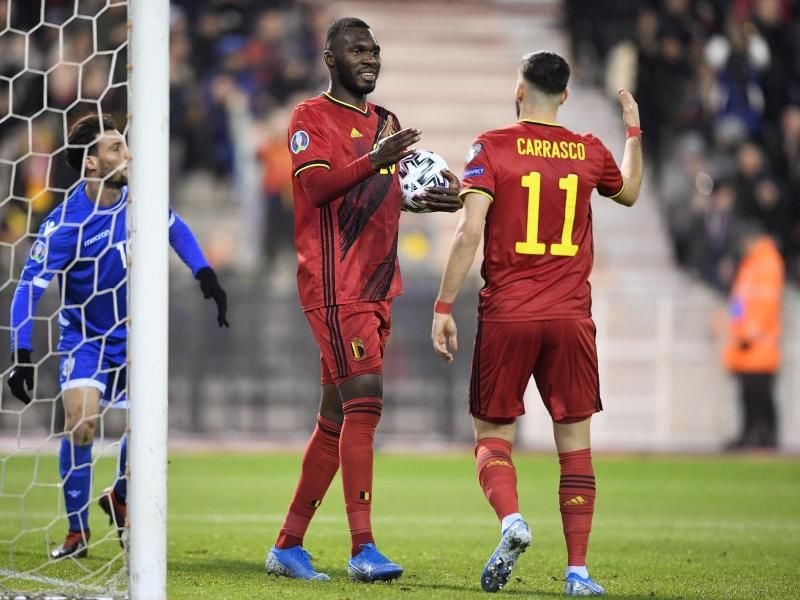 Christian Benteke (M) und Yannick Carrasco feierten mit Belgien einen klaren Sieg gegen Zypern. Foto: Yorick Jansens/BELGA/dpa