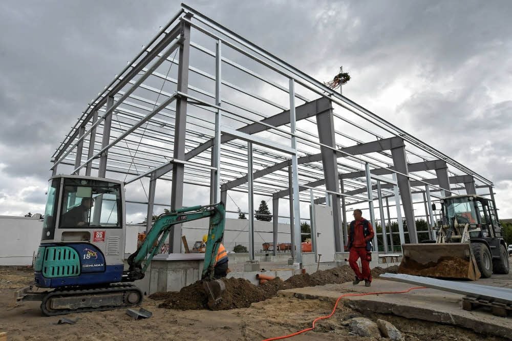 Aus dem Rohbau wird bis November eine fertige Halle.