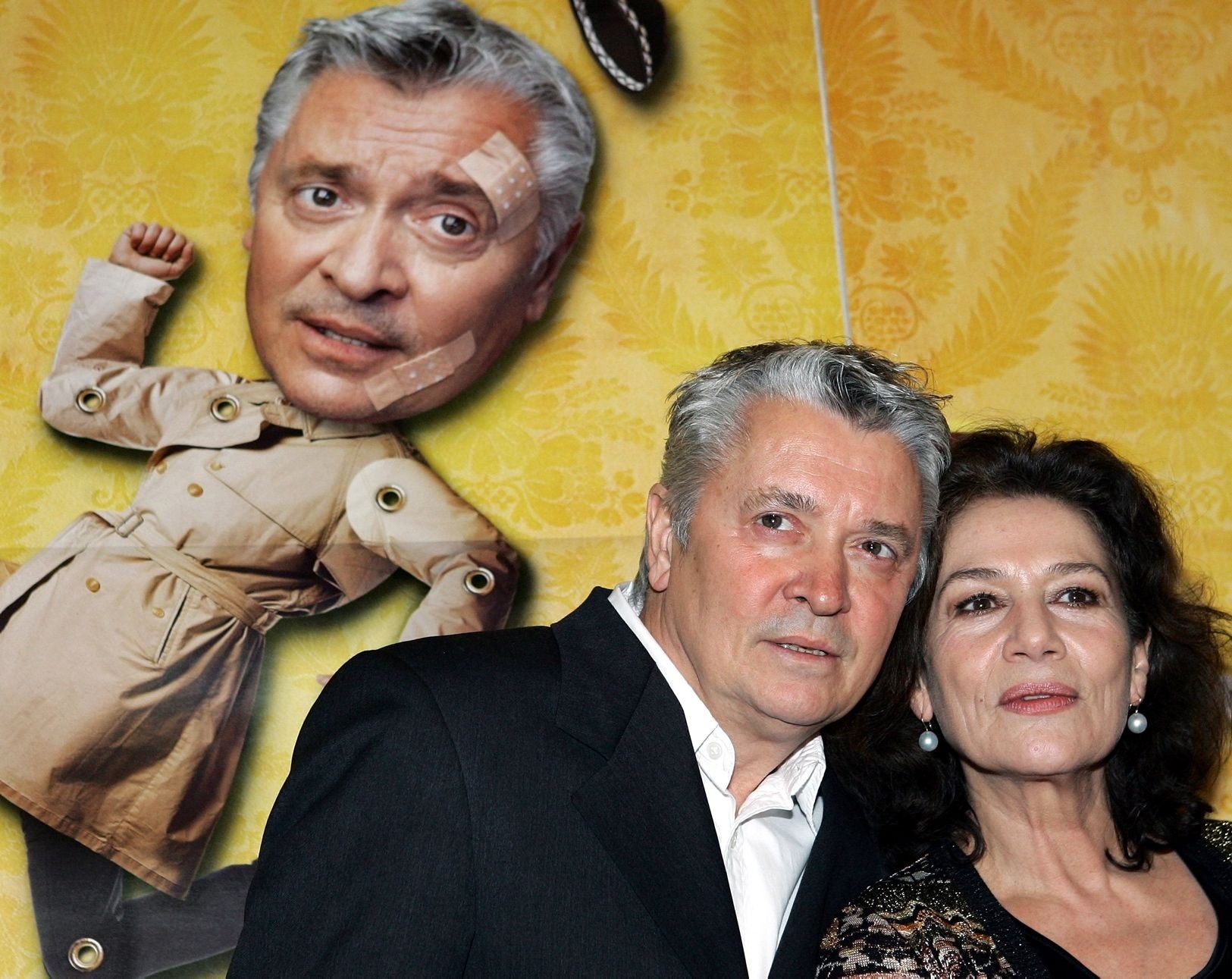 Die Schauspielerin Hannelore Elsner und ihr Kollege Henry Hübchen bei der Hauptstadt-Premiere des Kinofilms „Alles auf Zucker!” im Januar 2005 im Filmtheater am Friedrichshain in Berlin.
