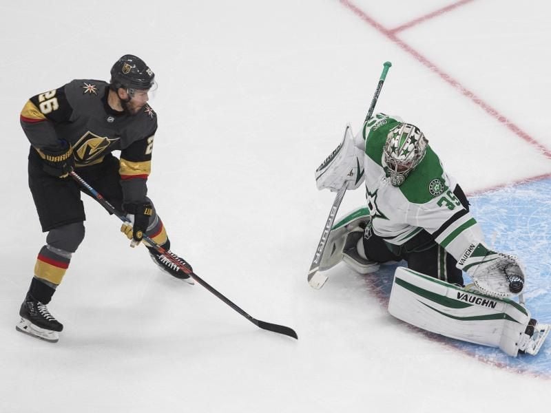 Knights-Profi Paul Stastny beim Abschluss gegen Stars-Torhüter Anton Khudobin. Foto: Jason Franson/The Canadian Press/AP/dpa