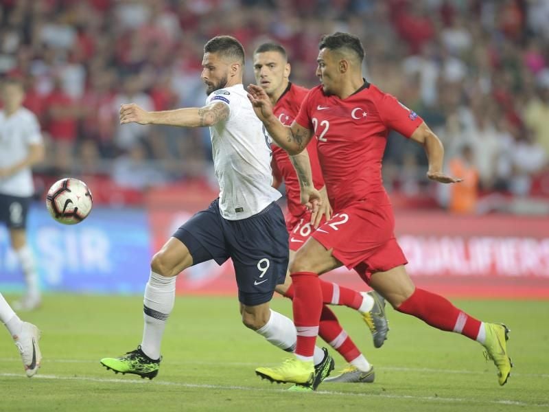 Der türkische Abwehrspieler Kaan Ayhan (r) machte beim Spiel gegen Frankreich auf sich aufmerksam. Foto: Uncredited/AP