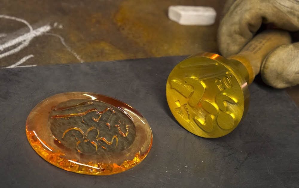 Im heißen Glas zeichnet sich das Logo des 50. Harzlaufs deutlich ab.