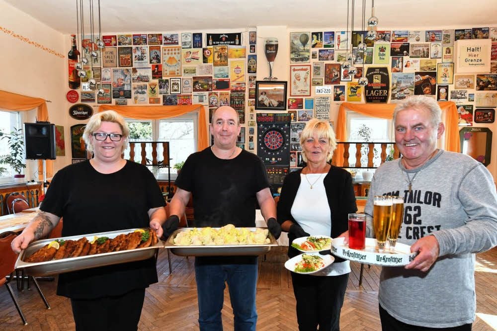 Die Wirtsleute der Flora, Ines und Bernd Schicker (r.), haben ihr Team verstärkt. Es helfen Doreen und Michael Rummel (li).
