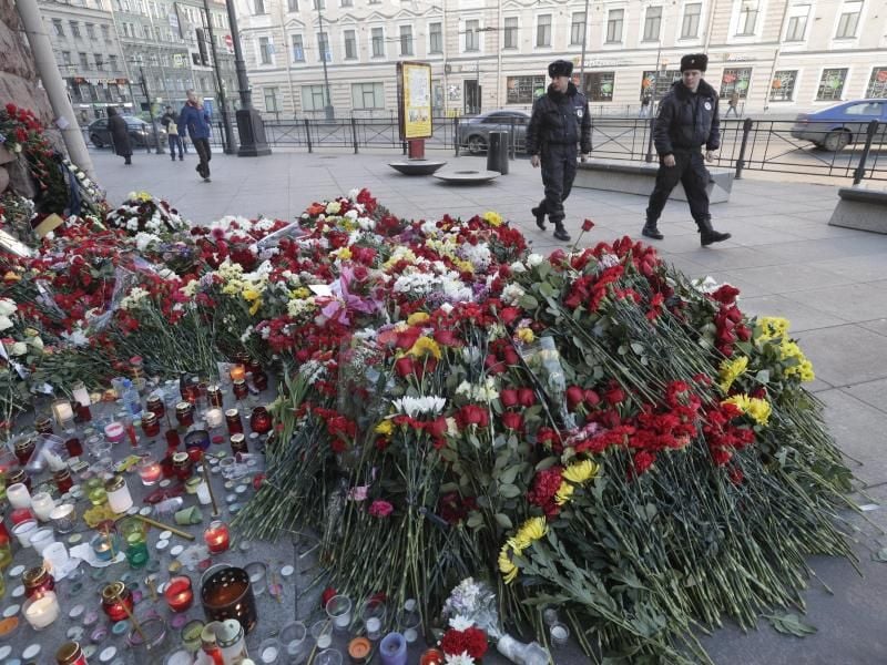 Blumen erinnern in St. Petersburg an die Opfer des Anschlags. Foto: Dmitri Lovetsky