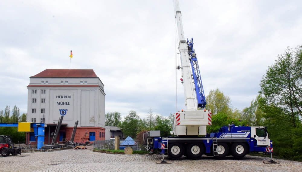 Mit dem Kran wird der Propeller aus der Tiefe geholt.