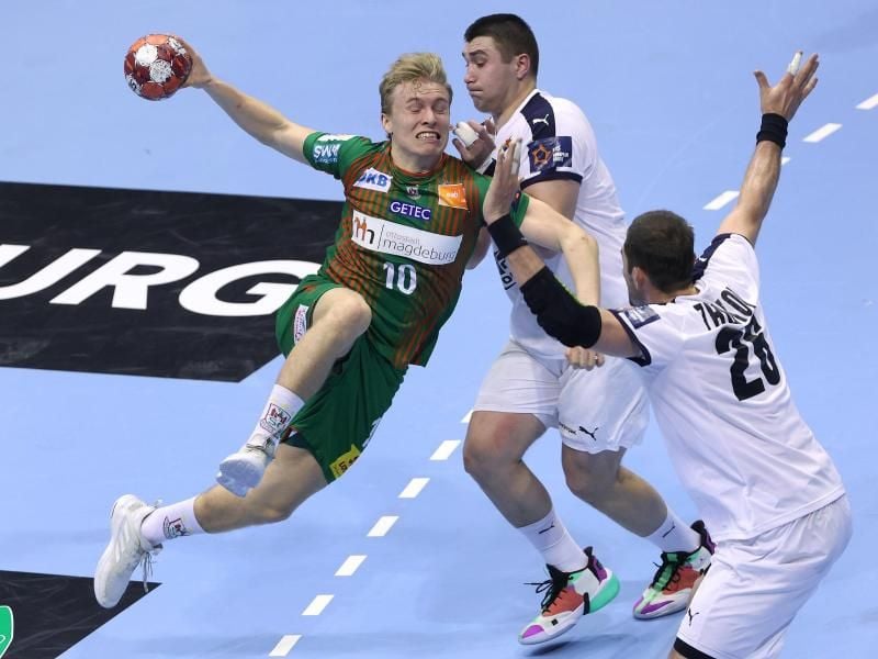 Zwei Spieler von CSKA Moskau (r) verteidigen am Wurfkreis gegen Magdeburgs Gisli Thorgeir Kristjansson . Foto: Ronny Hartmann/dpa-Zentralbild/dpa