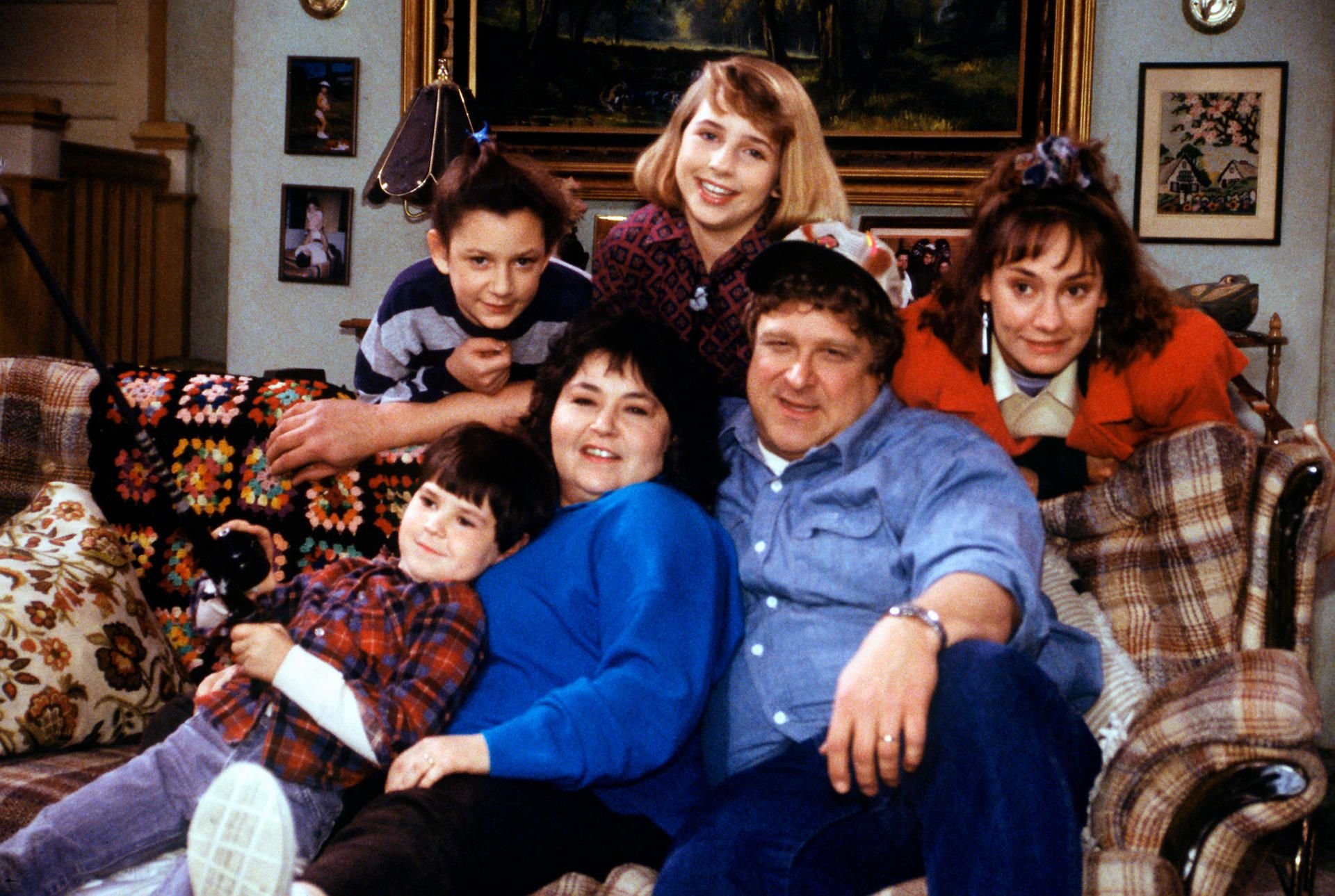 Die Schauspieler der US-Sitcom „Roseanne" aus dem Jahr 1989.