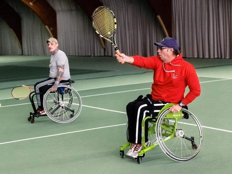 Sport auf vier Rädern: Für längere Strecken und andere Aktivitäten außerhalb der eigenen vier Wände braucht Frank Bergs einen Rollstuhl. Foto: Markus Scholz