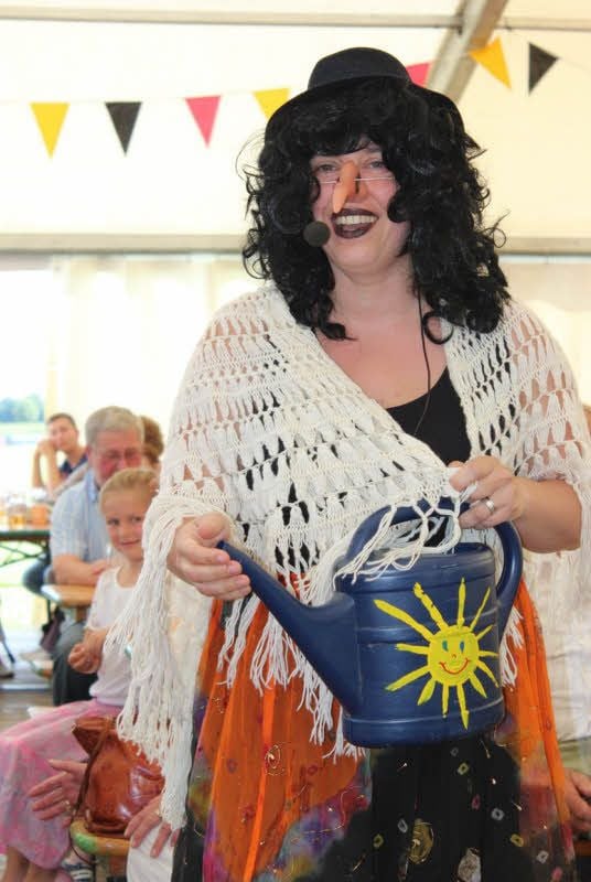 Frau Gothel sieht nett aus, ist es aber nicht. Das erfuhren die Lindaer während ihres Heimatfestes beim Auftritt des „Dorfspektakels“.