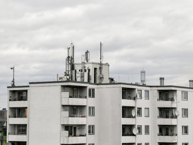 Mobilfunkantennen auf dem Dach eines Wohnhauses. Die fünfte Mobilfunkgeneration (5G) wird einer Studie zufolge in Zukunft nicht nur beim mobilen Datenverkehr eine tragende Rolle spielen, sondern auch immer häufiger für einen funkgebundenen Hausanschluss genutzt werden. Foto: Jens Kalaene/dpa-Zentralbild/dpa