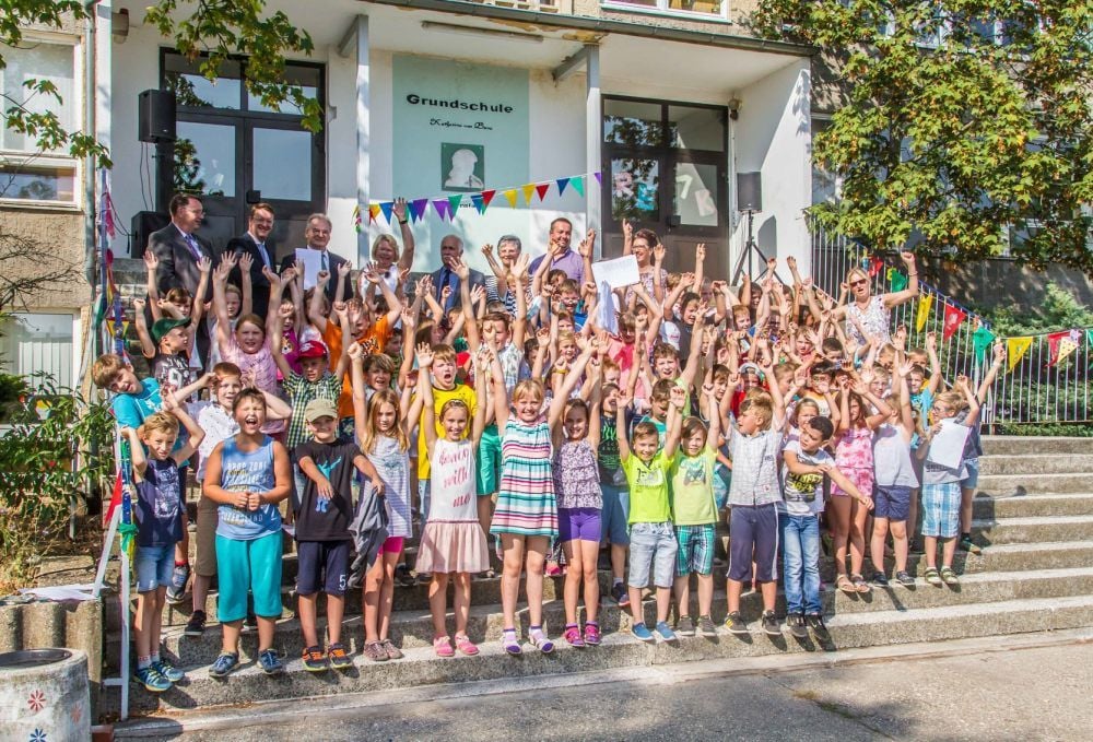 Jubel! Auf diesen Tag haben sie in Pratau lange gewartet, jetzt ist das Geld für das neue Schulhaus tatsächlich da.