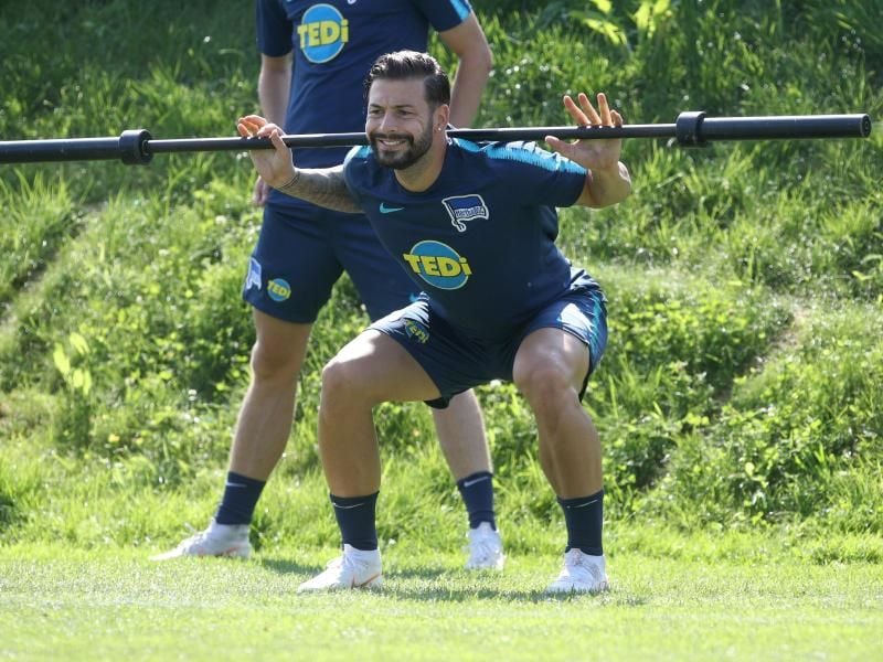 Herthas Marvin Plattenhardt mit einer Hantelstange. Foto: Tim Rehbein/Archiv