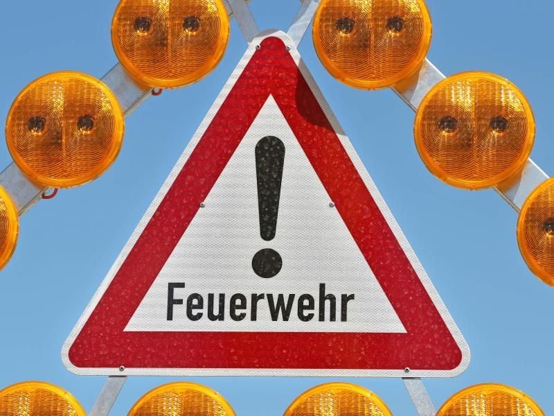 Ein Warnschild "Feuerwehr" warnt vor einem Feuerwehreinsatz. Foto: Jan Woitas/Archiv