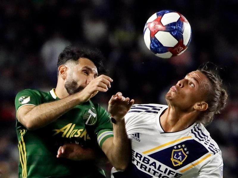 Rolf Feltscher (r) in Aktion: Der Venezolaner steht in der MLS bei LA Galaxy unter Vertrag. Foto: Marcio Jose Sanchez/AP/dpa