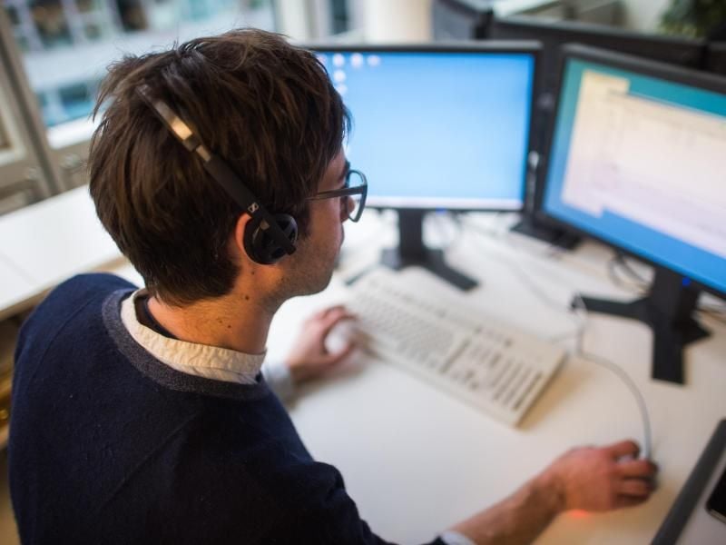 Besonders junge Arbeitnehmer setzten sich oft selbst unter Druck. Sie wollen ihre Aufgaben perfekt erledigen. Mehr Erfolg haben jedoch gelassene Menschen. Foto: Lukas Schulze