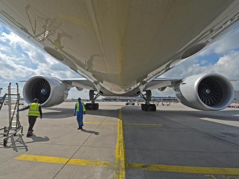 Eine Boeing 777 wird auf den Vorfeld des Frankfurter Flughafens für den nächsten Flug vorbereitet. Der Konzern hat den Zeitplan des Entwicklungsprogramms für die Variante 777-8 geändert. Foto: Alexander Heinl