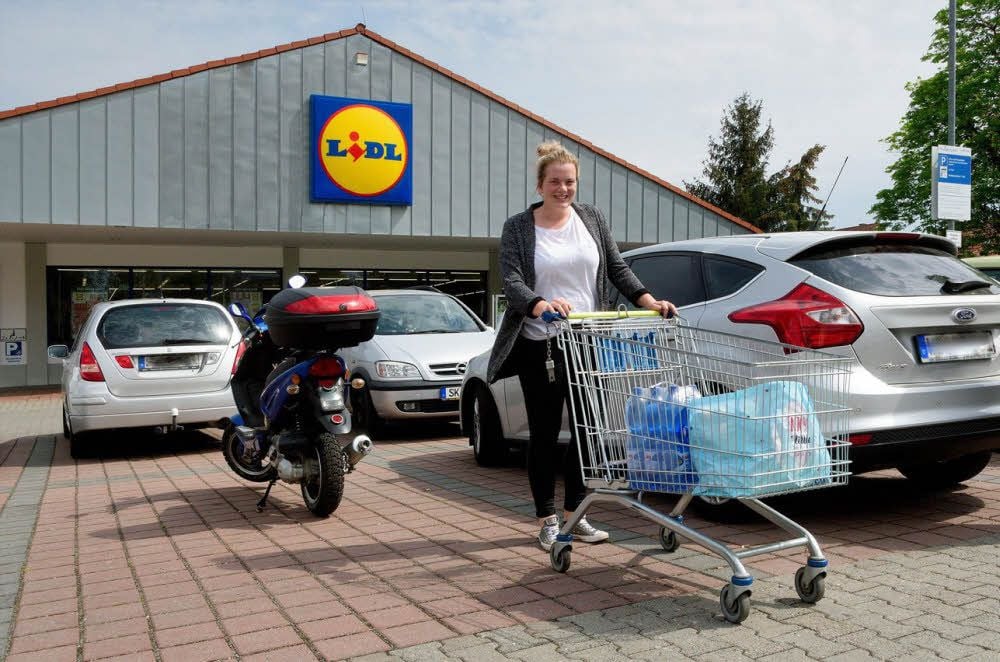 Nach vierwöchiger Schließung hat der Lidl in der König-Heinrich-Straße wieder geöffnet. Das freut auch Pauline Heider, die wie viele andere für ihre Einkäufe längere Wege in Kauf nehmen musste.