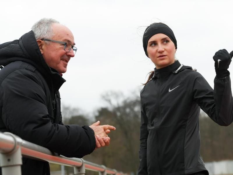 Leichtathletin Gesa Felicitas Krause spricht während des Trainings mit ihrem Trainer Wolfgang Heinig. Foto: Arne Dedert/Archivbild