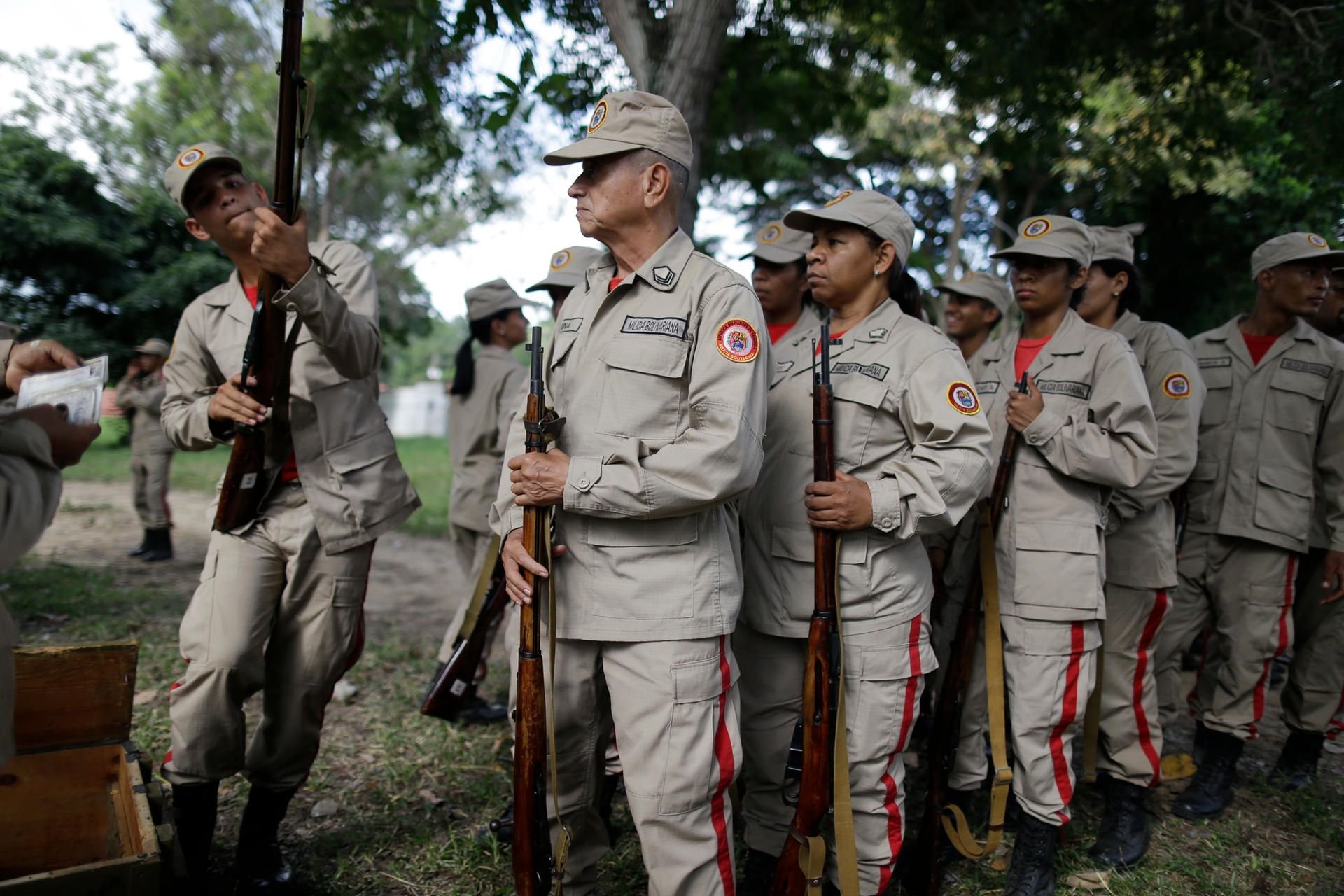 Milizionäre stehen in Fort Tiuna in Caracas (Venezuela) in einer Reihe um ihre Gewere zurückzugeben die sie für eine Übung erhalten haben.