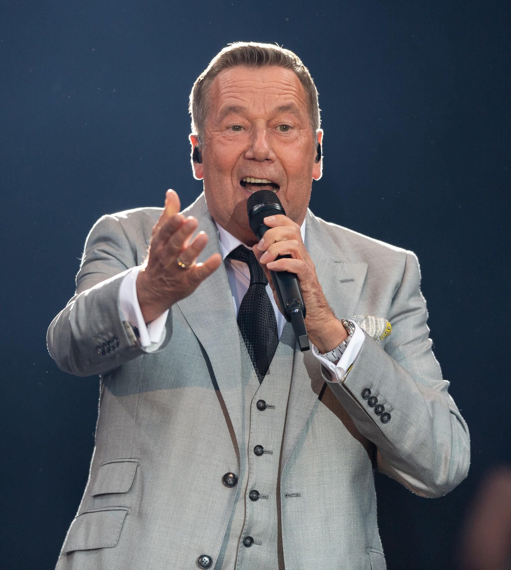 Schlagersänger Roland Kaiser zum Auftaktkonzert der «Kaiser Mania 2019» auf der Bühne am Elbufer in Dresden.