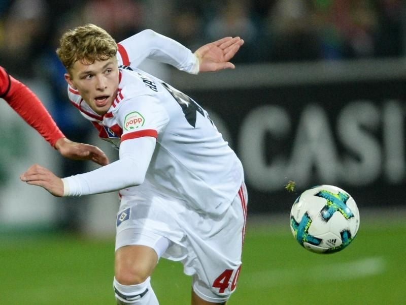 Jann-Fiete Arp von Hamburg spielt den Ball. Foto: Patrick Seeger/Archiv