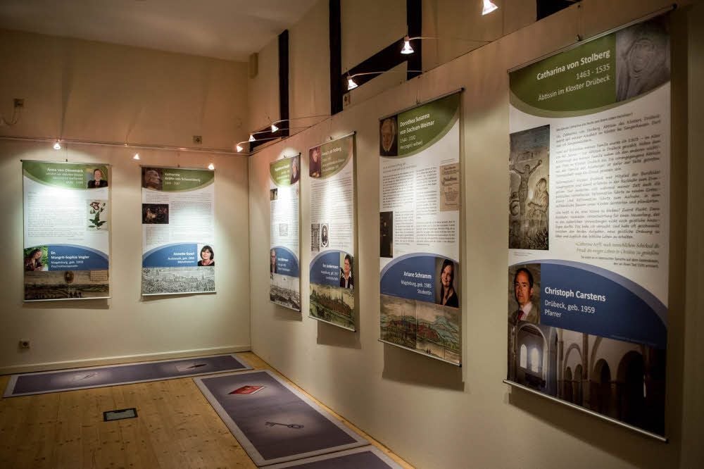 Blick in den Ausstellungsraum mit den Schautafeln über Frauen der Reformation im Christian-Wolff-Haus.