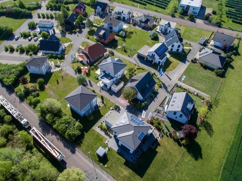 Blick auf den Unger Musterhauspark im Schkeuditzer Ortssteil Dölzig. Hier stehen unterschiedliche Fertigteilhäuser verschiedener Hersteller. Foto: Jan Woitas/dpa-Zentralbild/dpa