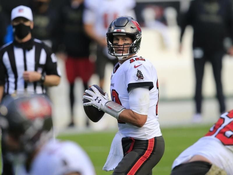 Tom Brady (M) führte die Tampa Bay Buccaneers zum Sieg. Foto: Brian Blanco/AP/dpa
