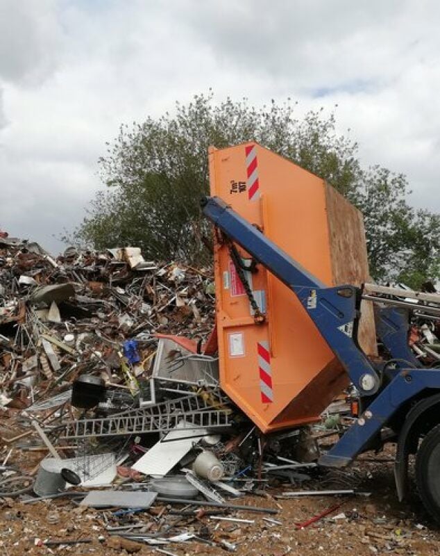 Das Metall wird auf dem Schrottplatz ausgekippt.