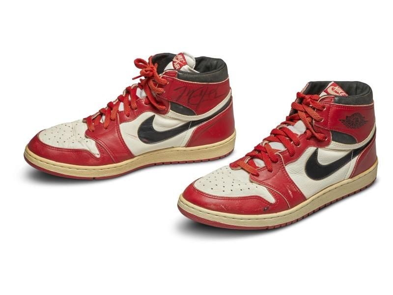 Ein Paar Basketball-Schuhe von Michael Jordan haben bei einer Auktion einen Rekordpreis erzielt. Foto: -/Sotheby's/dpa