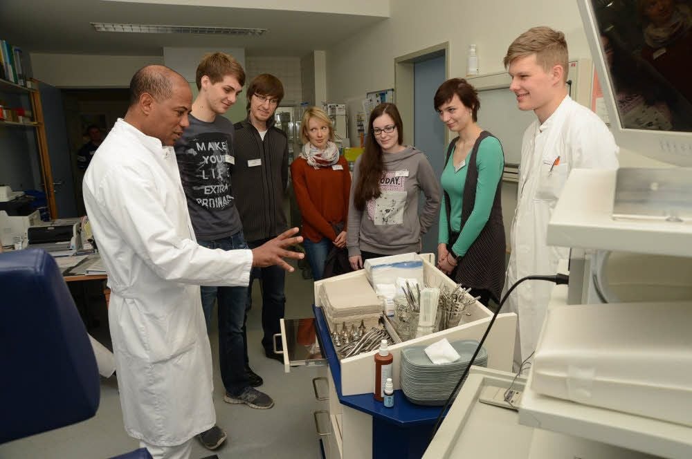 Regelmäßig schauen sich Studenten im Zeitzer Klinikum um, hier beim Rundgang mit dem ärztlichen Direktor und Chefarzt der HNO-Klinik Bekele Mekonnen, die hier vielleicht ihr Praxisjahr oder die Facharztausbildung absolvieren wollen. Rund 20 kommen jedes Jahr zur Ausbildung.