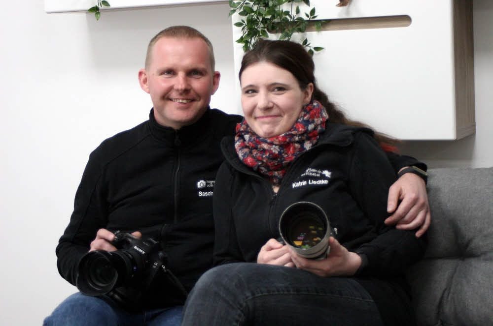 Nicht nur privat ein eingespieltes Paar, sondern auch im Berufsleben: Katrin Liedtke als Inhaberin des neuen Fotoateliers am Jessener Markt legt ihren Fokus auf das Ablichten von Schwangeren, Babys, Kindern und Familien. Ihr Mann Sascha ist inzwischen als Hochzeitsfotograf unterwegs, macht Bilder mit der Drohne und kümmert sich um die Datenverarbeitung.