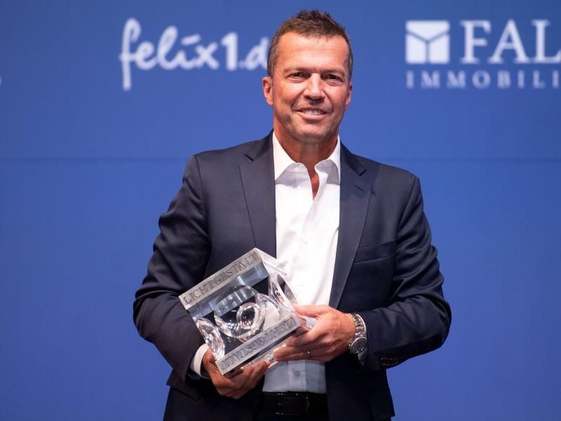 Lothar Matthäus hält den Preis für die „Lichtgestalt Sport 2019” in den Händen. Foto: Marius Becker