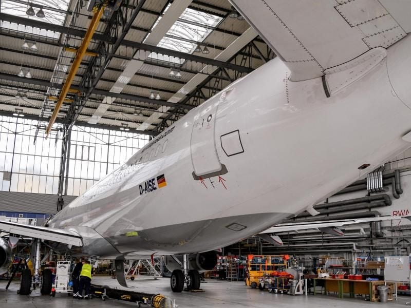 Der Airbus A321 steht in einer Halle. Foto: Axel Heimken