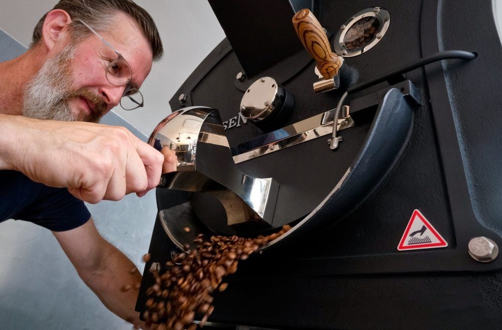 Matthias Roy an der Röstmaschine. Die Herkunft der Bohnen ist den beiden wichtig, deshalb stehen sie auch in Kontakt mit den Bauern.