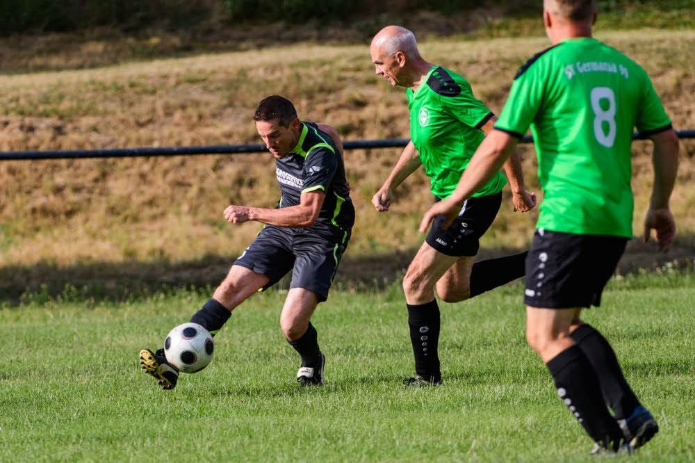 Christian Perner (l.), der hier vor Gerhard Hartung (Schönburg/Possenhain) flankt, gewann mit den SVM-Oldies das Wethautal-Derby 4:3.