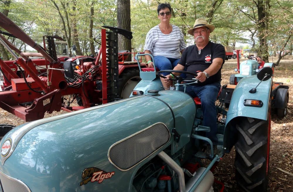 Auf geht es zur Ausfahrt. Gisbert Schlunk und Annett Klett rollen auf einem Traktor der Marke Eicher auf ihre Startposition. Das erste Oldtimertreffen des Kulturvereins Premsendorf fand bei Ausstellern und Besuchern großes Interesse.