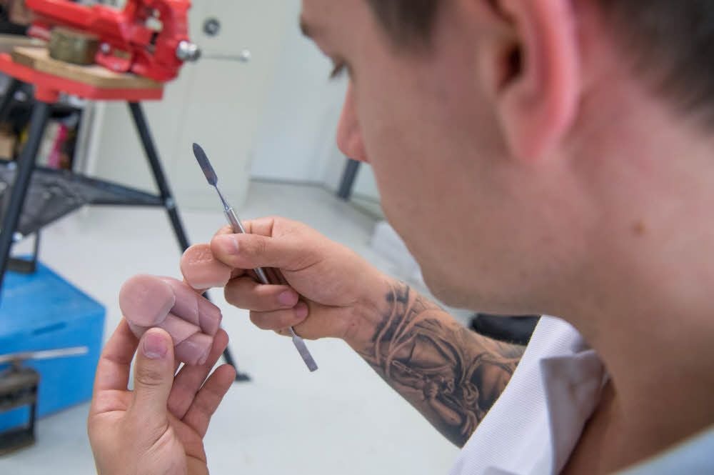Orthopädietechniker Stefan Wandsleb fertigt eine Finger-Prothese: Er klebt den Fingernagel aus Acryl auf.