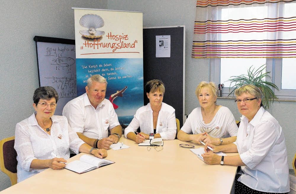 Gisela Mosinski (Mitte, l.) und Marlis Schied (Mitte, r.), hier mit Doris Völger (l. außen), Wolfgang Brömel und Hella Brömel (rechts), gehören zum Förderverein für das geplante Hospiz in Bad Lauchstädt.