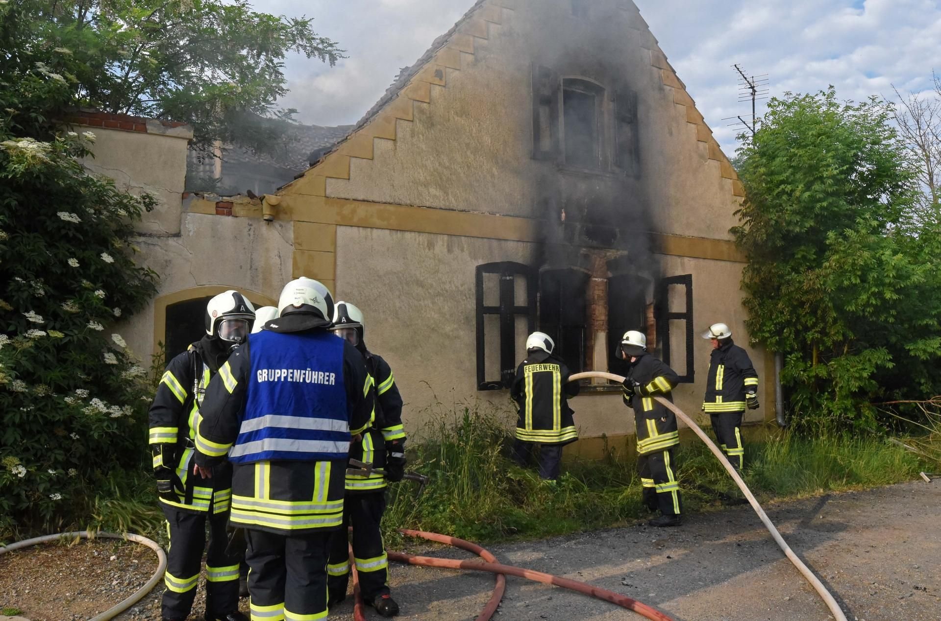 Ein Brand in einem leerstehenden Wohnhaus hat am Abend in Schadeleben für einen Großeinsatz der Feuerwehren in der Stadt Seeland gesorgt.