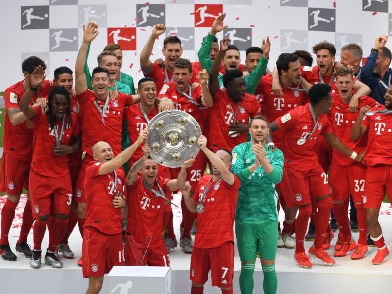Die Spieler des FC Bayern München feiern nach dem 5:1-Sieg gegen Eintracht Frankfurt die 29. deutsche Meisterschaft in der Fußball-Bundesliga. Foto: Sven Hoppe