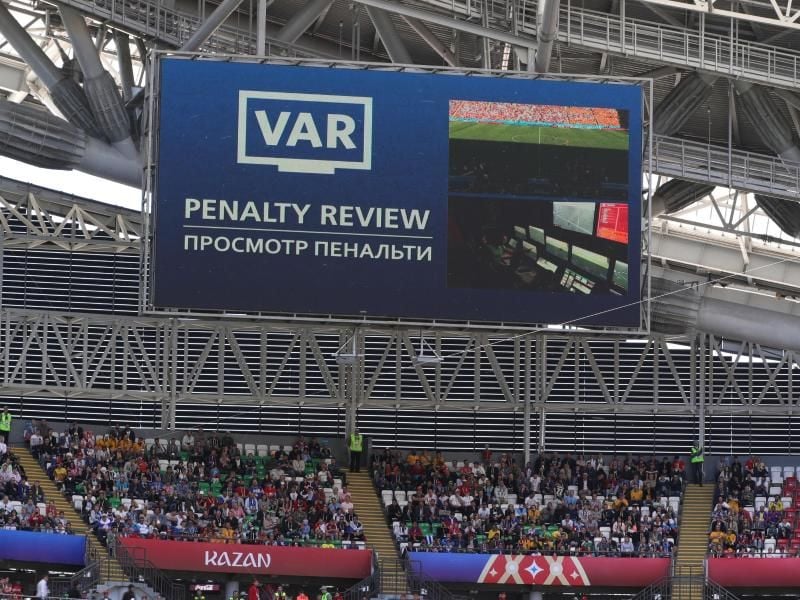 Bei der WM in Russland war der Zuschauer beim Videobeweis in den Entscheidungsprozess eingebunden. Foto: Sergei Bobylev/TASS