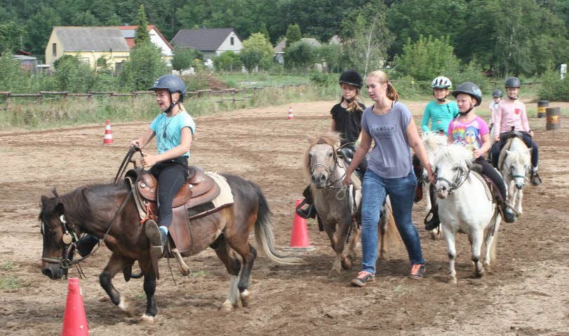 Vanessa Janker aus Gossa (Anhalt-Bitterfeld) hilft bei den Reiterferien auf der River Valley Ranch in Klöden. Hier führt sie einige Ponys der Jüngsten.
